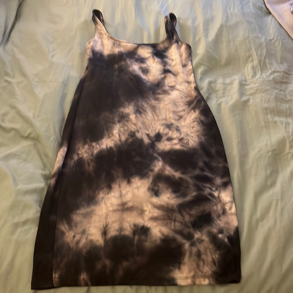 Tie dye, form fitting dress! Adorable on! Tried on, once. Never washed